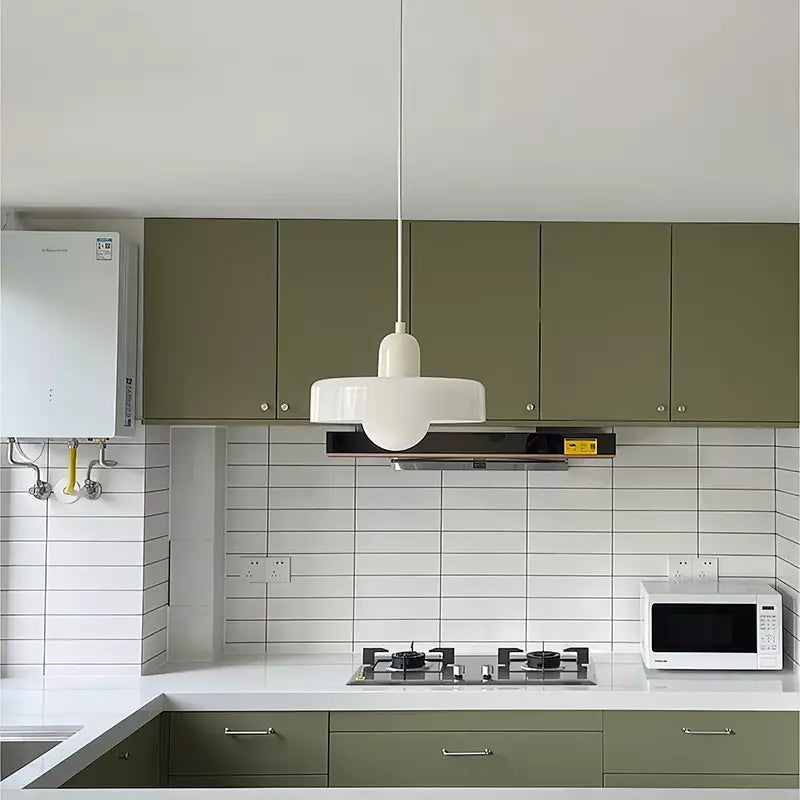 Lampa wisząca Korbel Bauhaus ze szkła w białym kolorze, nowoczesna elegancja