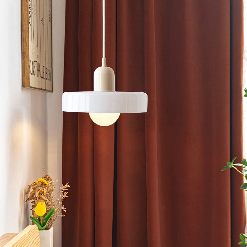 Lampa wisząca Korbel Bauhaus ze szkła w białym kolorze, nowoczesna elegancja
