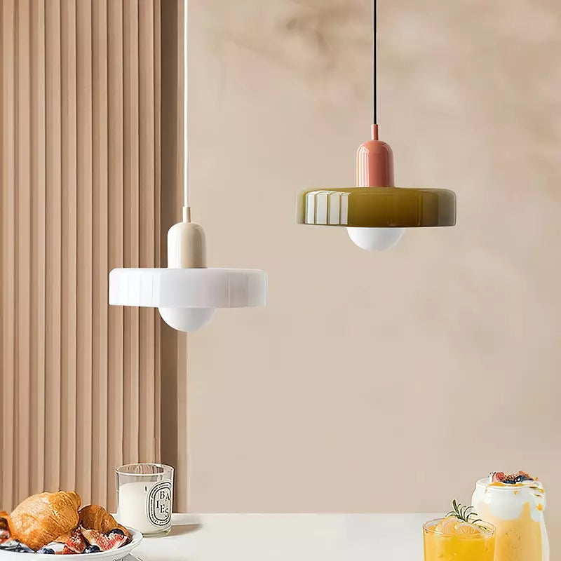 Lampa wisząca Korbel Bauhaus ze szkła w białym kolorze, nowoczesna elegancja