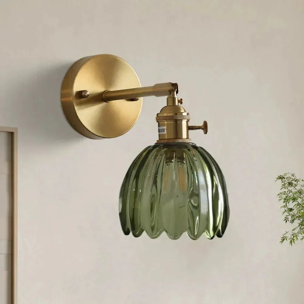 Wandleuchte mit einer Birne, Messing-Finish und Tulpen-Glas