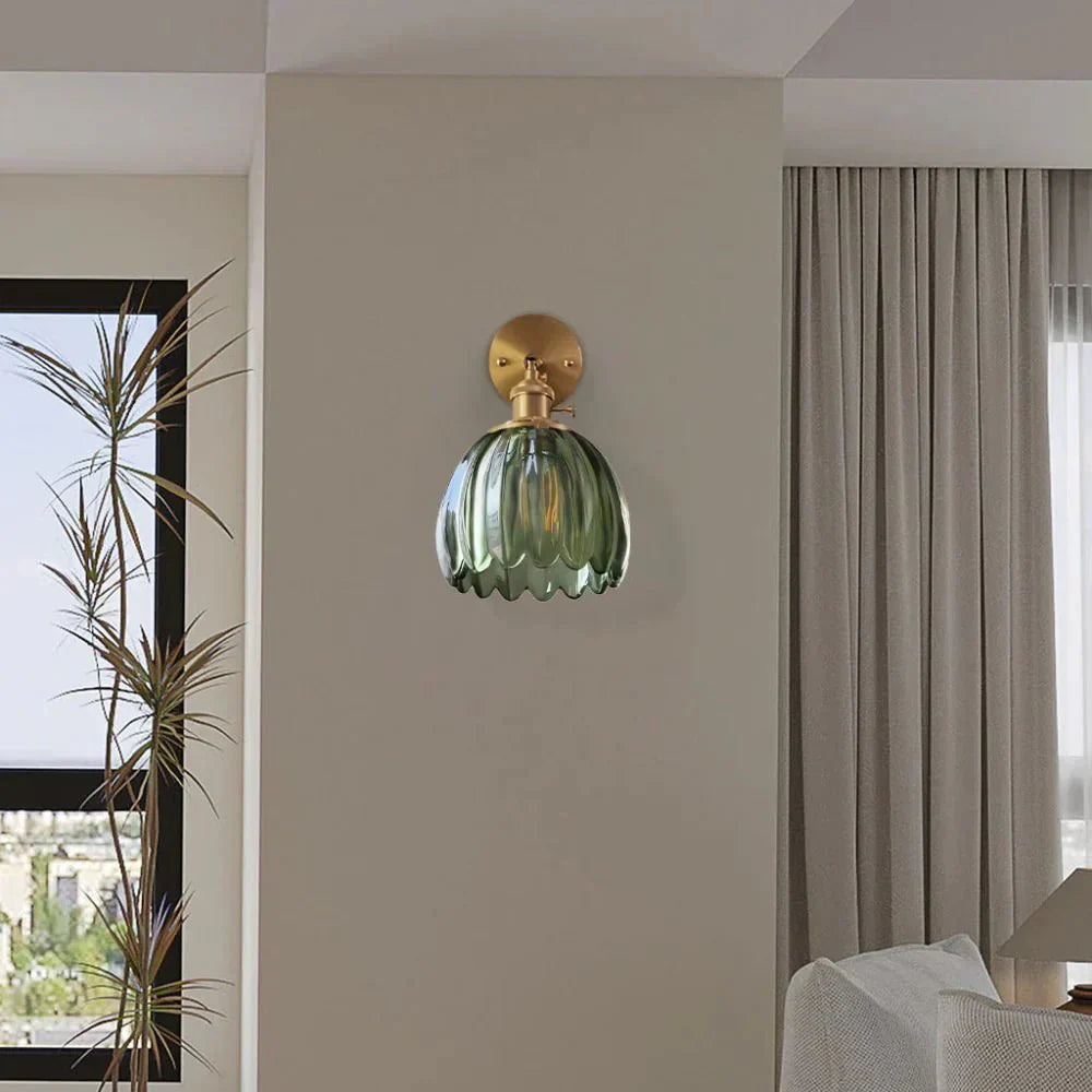 Wandleuchte mit einer Birne, Messing-Finish und Tulpen-Glas