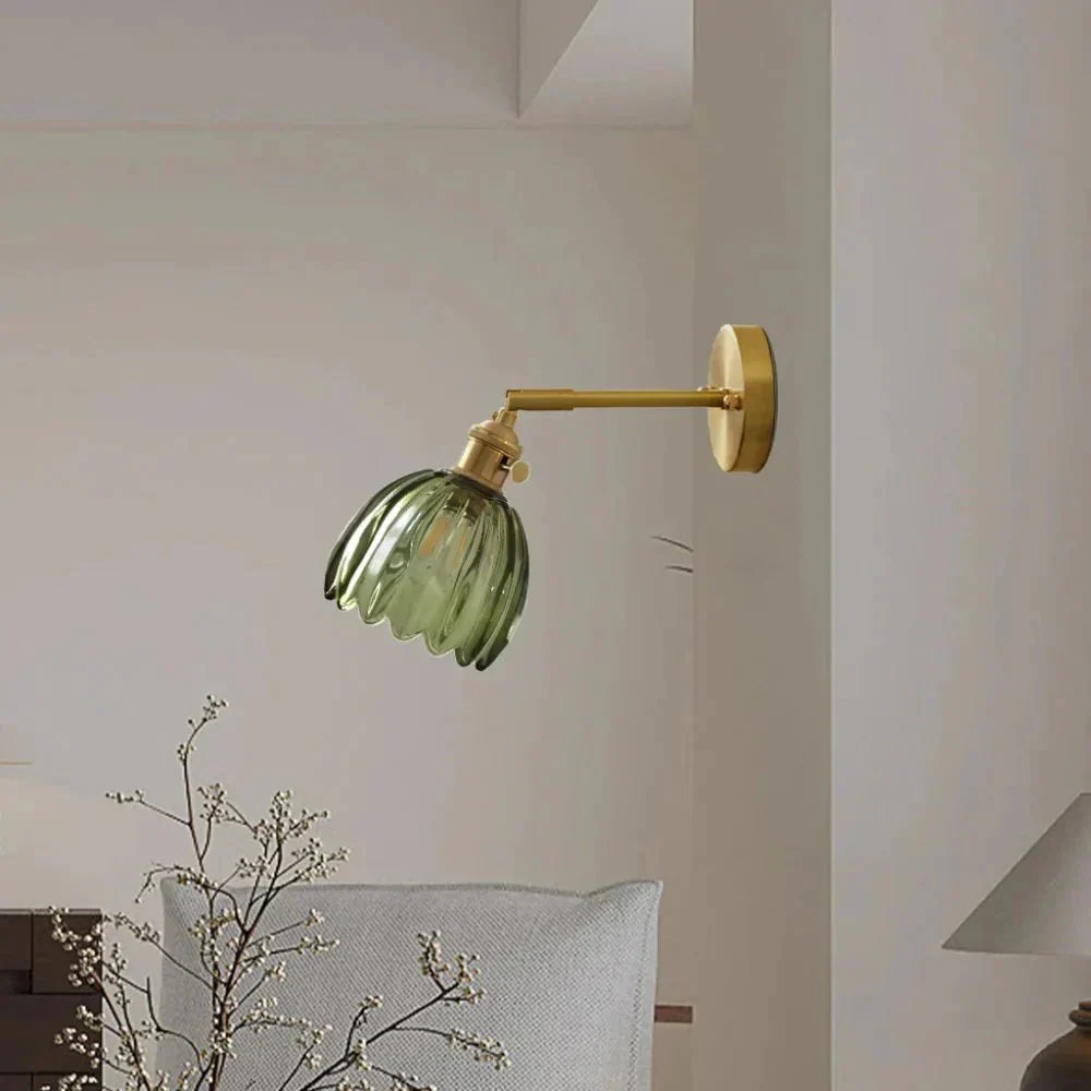Wandleuchte mit einer Birne, Messing-Finish und Tulpen-Glas