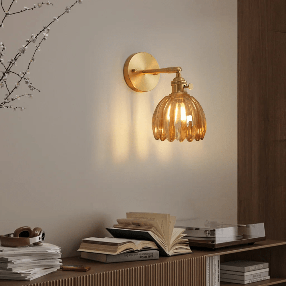 Wandleuchte mit einer Birne, Messing-Finish und Tulpen-Glas