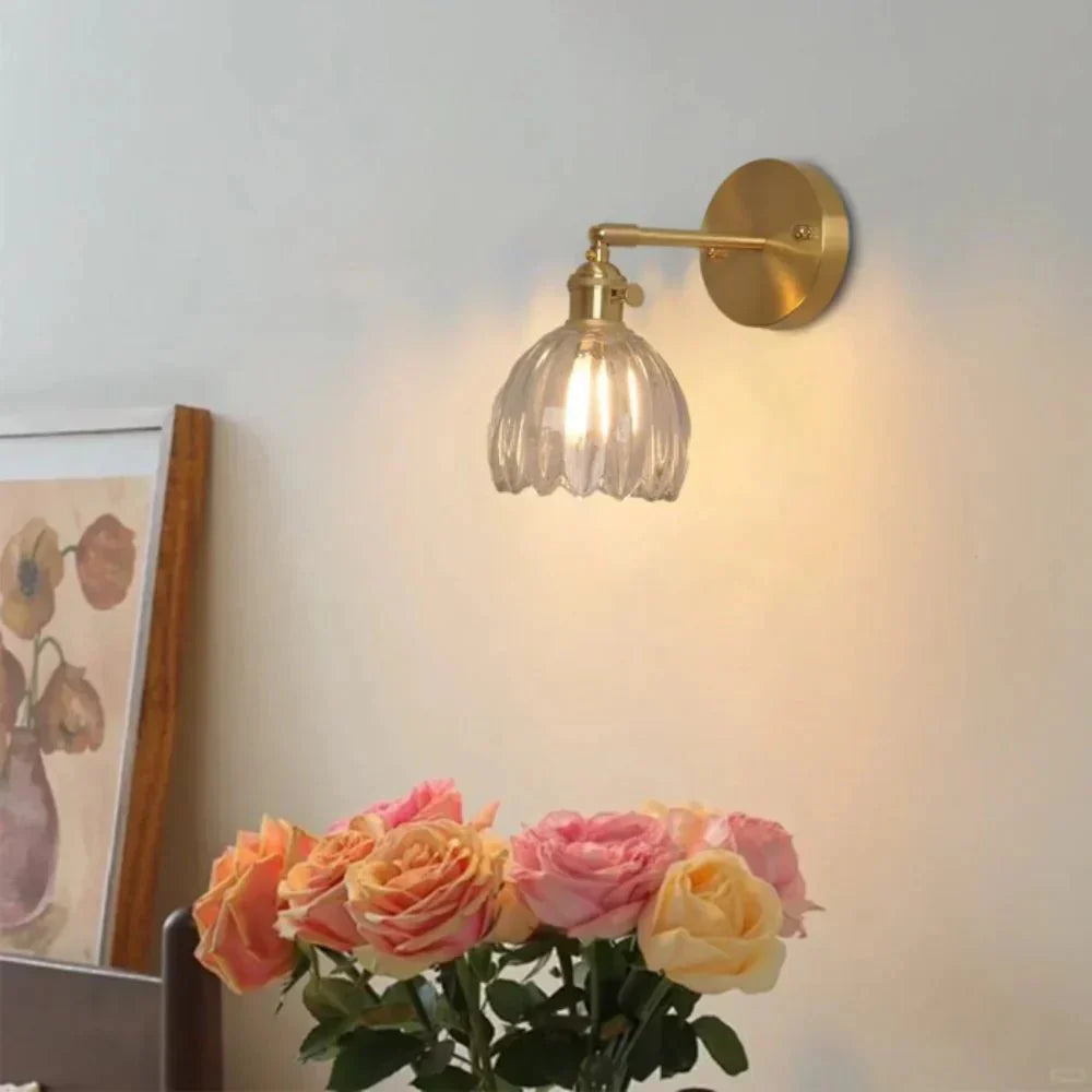 Wandleuchte mit einer Birne, Messing-Finish und Tulpen-Glas