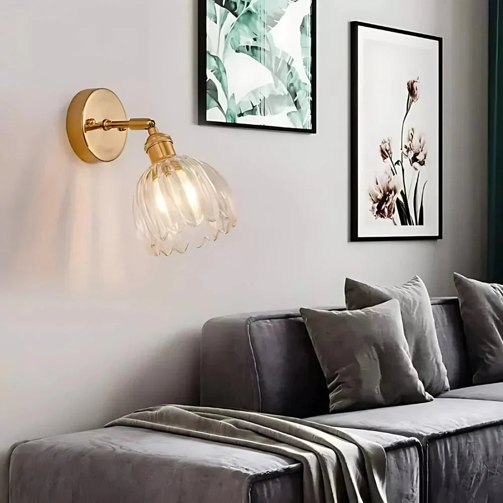 Wandleuchte mit einer Birne, Messing-Finish und Tulpen-Glas