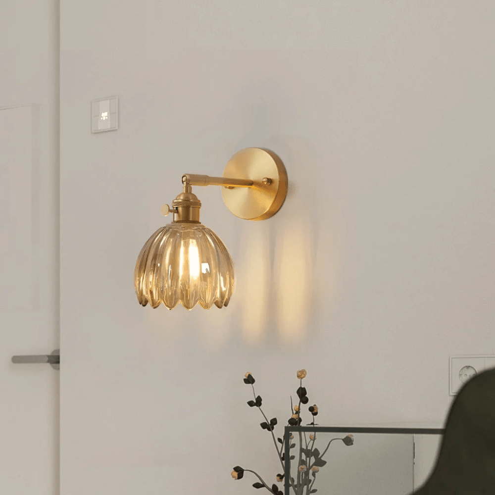 Wandleuchte mit einer Birne, Messing-Finish und Tulpen-Glas
