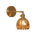 Wandleuchte mit einer Birne, Messing-Finish und Tulpen-Glas
