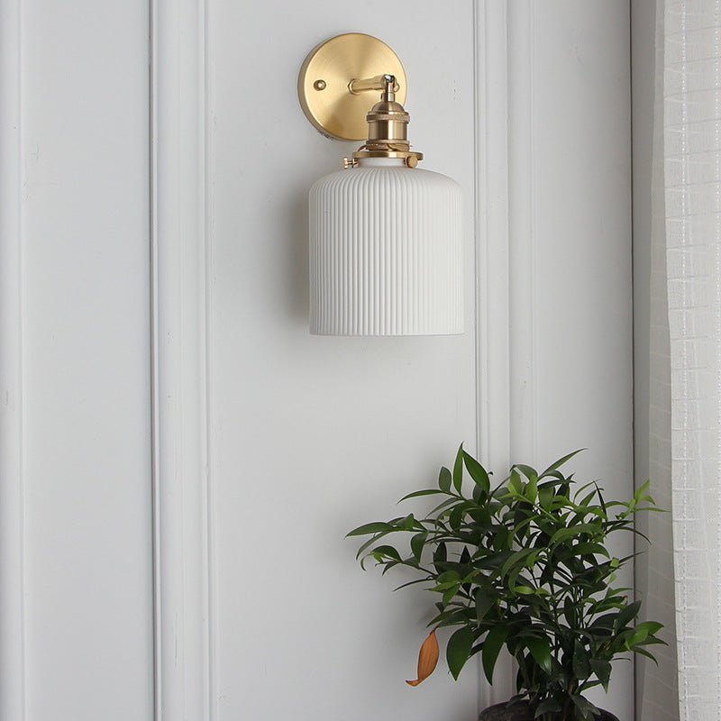 Væglampe i messing og plisseret glas med én pære, elegant armatur