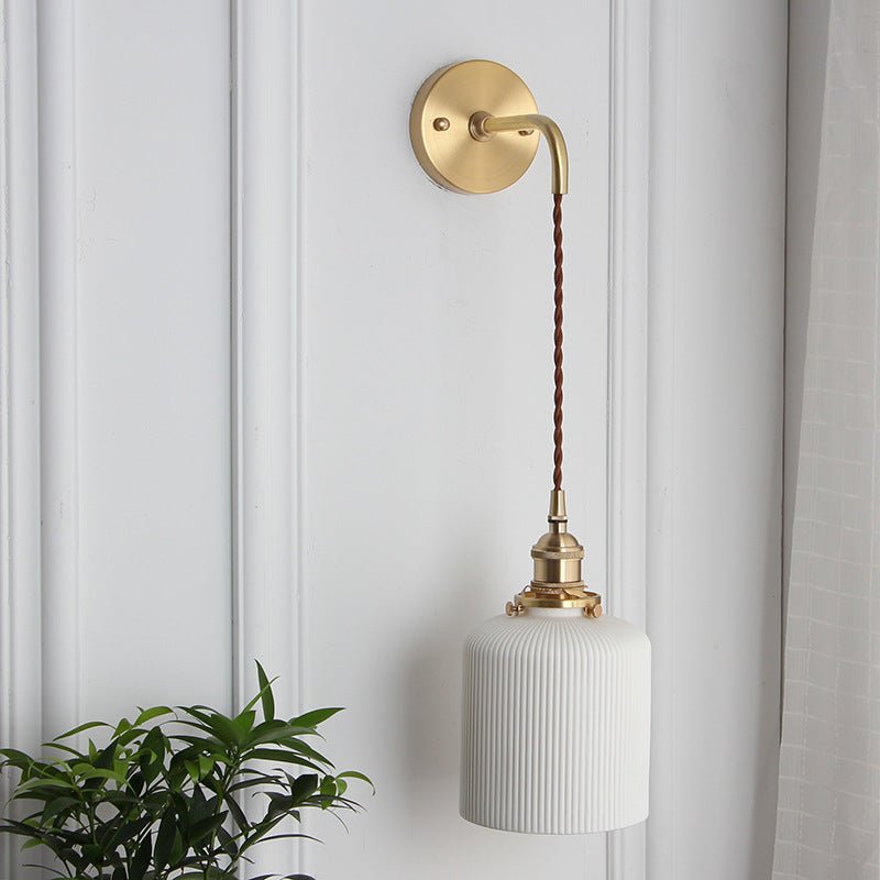 Væglampe i messing og plisseret glas med én pære, elegant armatur