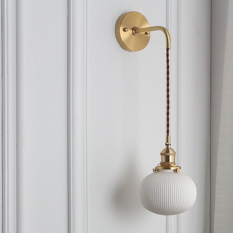 Væglampe i messing og plisseret glas med én pære, elegant armatur