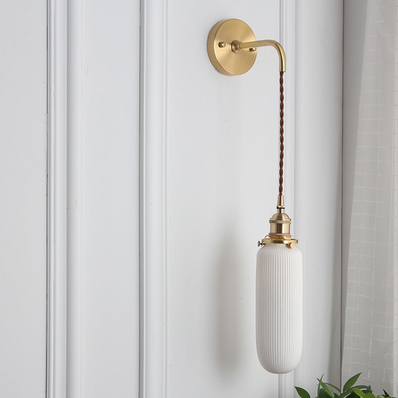 Væglampe i messing og plisseret glas med én pære, elegant armatur