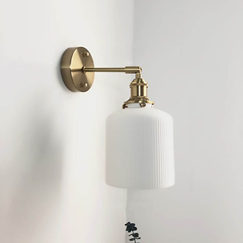 Væglampe i messing og plisseret glas med én pære, elegant armatur