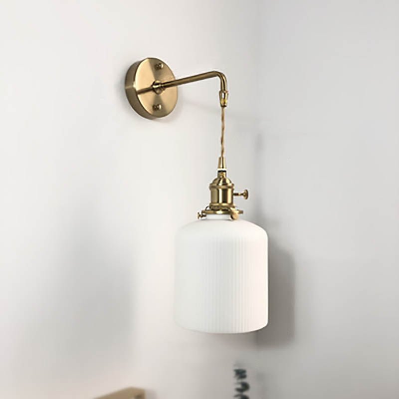 Væglampe i messing og plisseret glas med én pære, elegant armatur