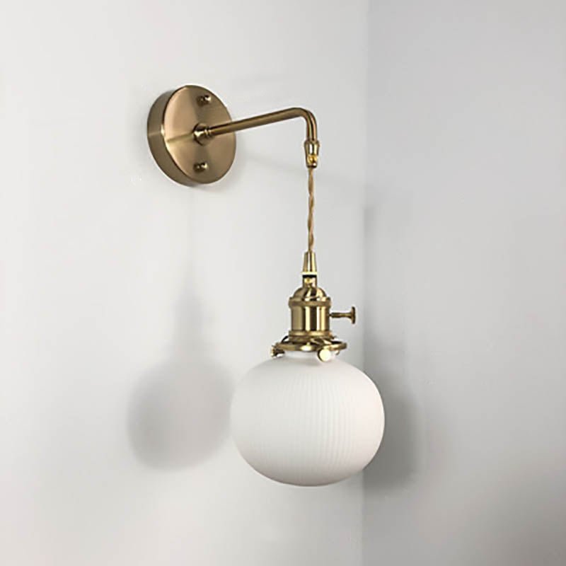 Væglampe i messing og plisseret glas med én pære, elegant armatur