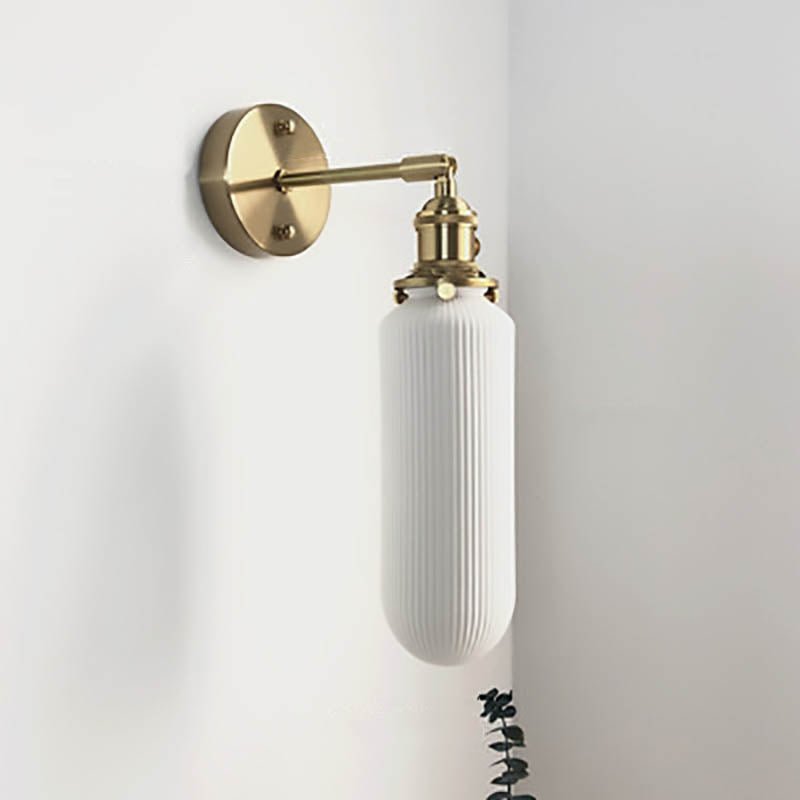 Væglampe i messing og plisseret glas med én pære, elegant armatur