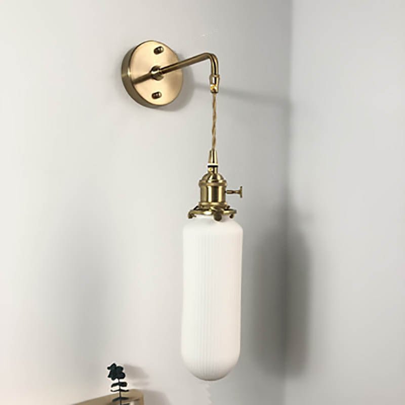 Væglampe i messing og plisseret glas med én pære, elegant armatur
