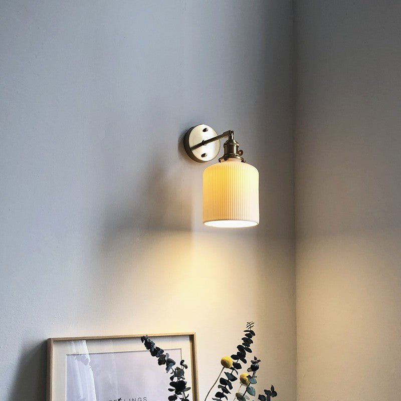 Væglampe i messing og plisseret glas med én pære, elegant armatur