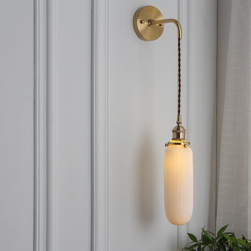 Væglampe i messing og plisseret glas med én pære, elegant armatur