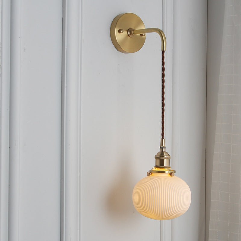 Væglampe i messing og plisseret glas med én pære, elegant armatur