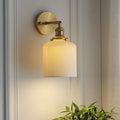 Væglampe i messing og plisseret glas med én pære, elegant armatur