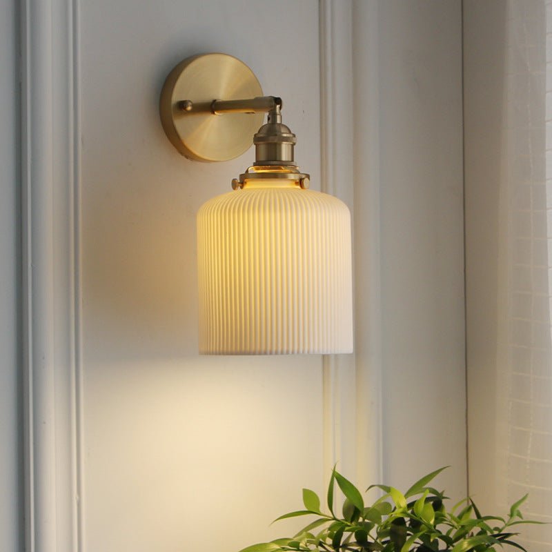 Væglampe i messing og plisseret glas med én pære, elegant armatur