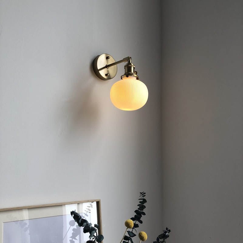 Væglampe i messing og plisseret glas med én pære, elegant armatur
