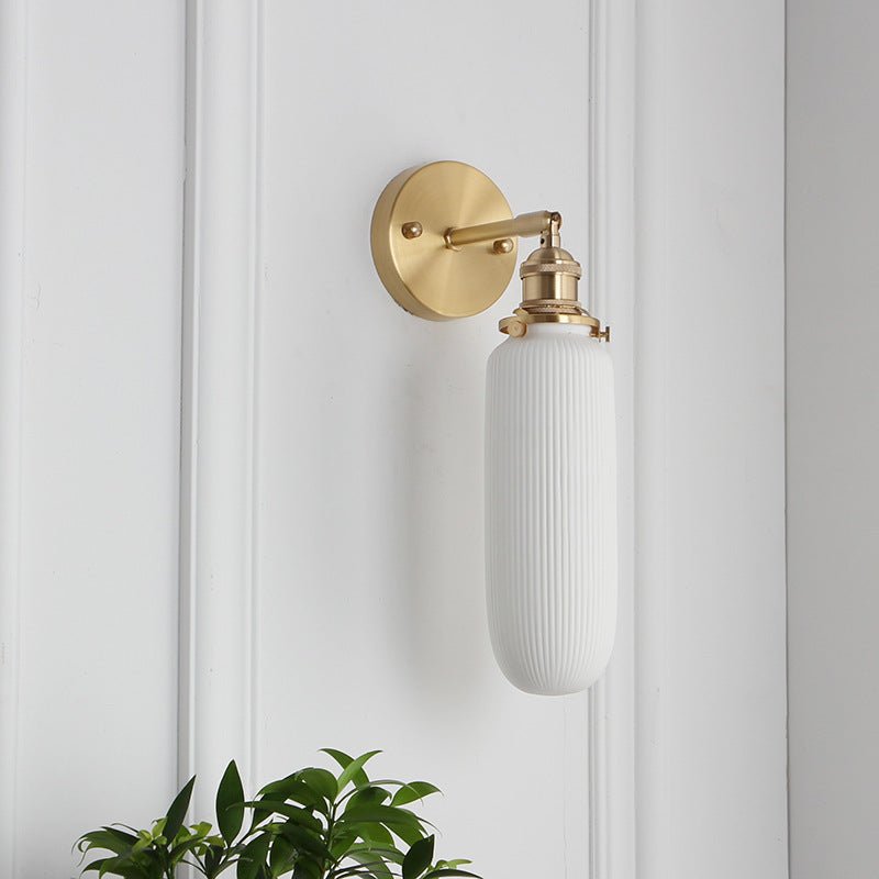 Væglampe i messing og plisseret glas med én pære, elegant armatur