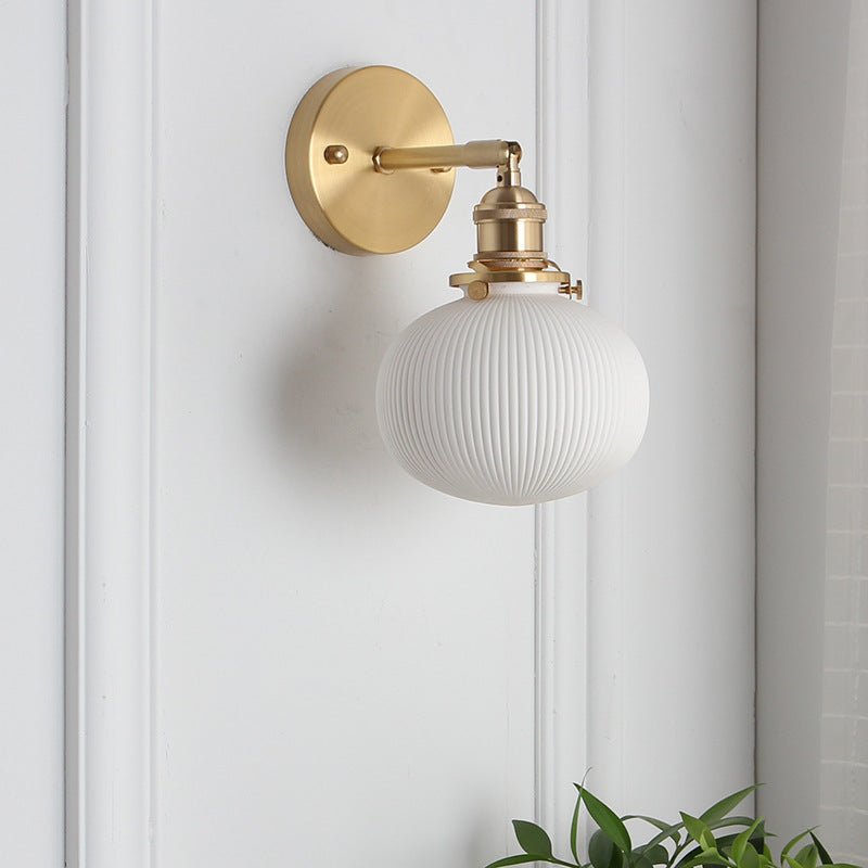 Væglampe i messing og plisseret glas med én pære, elegant armatur
