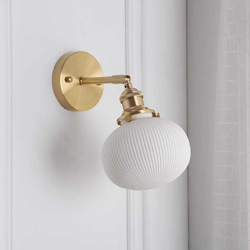 Væglampe i messing og plisseret glas med én pære, elegant armatur