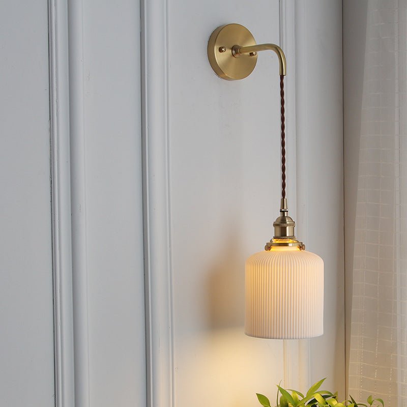 Væglampe i messing og plisseret glas med én pære, elegant armatur