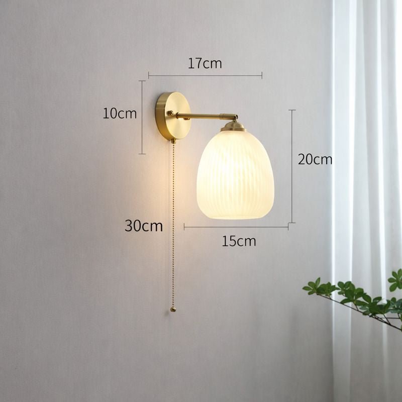 Mosiężny kinkiet ścienny z żłobionym szklanym kloszem, jedno źródło światła, nowoczesny design