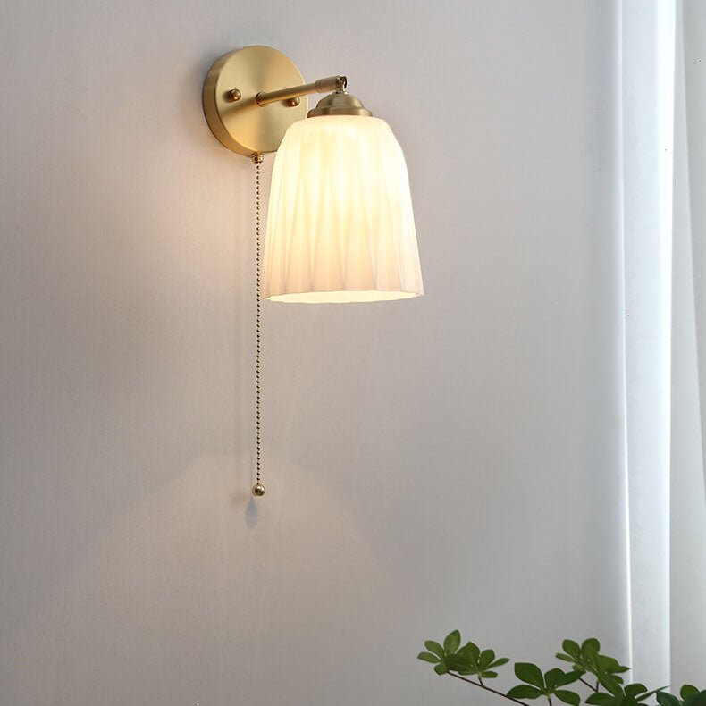 Mosiężny kinkiet ścienny z żłobionym szklanym kloszem, jedno źródło światła, nowoczesny design