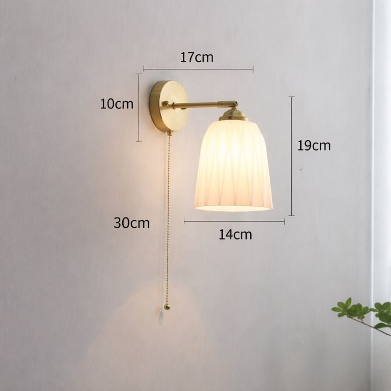 Mosiężny kinkiet ścienny z żłobionym szklanym kloszem, jedno źródło światła, nowoczesny design