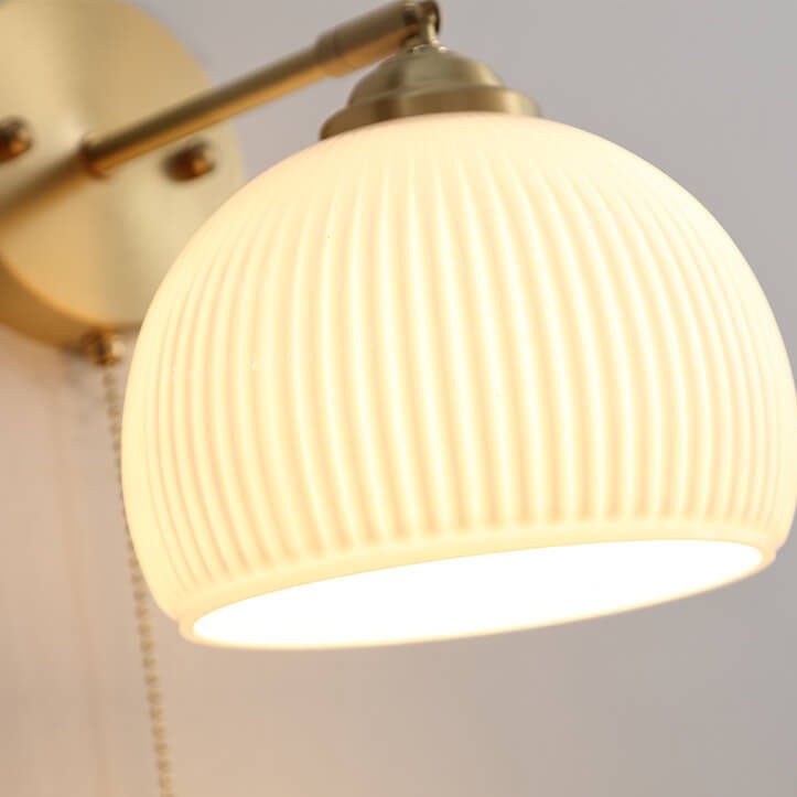 Mosiężny kinkiet ścienny z żłobionym szklanym kloszem, jedno źródło światła, nowoczesny design