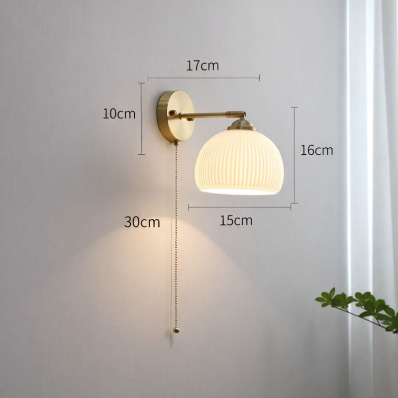 Mosiężny kinkiet ścienny z żłobionym szklanym kloszem, jedno źródło światła, nowoczesny design