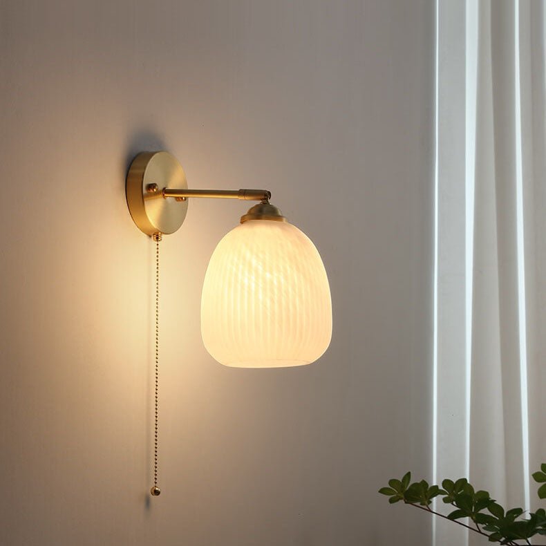 Mosiężny kinkiet ścienny z żłobionym szklanym kloszem, jedno źródło światła, nowoczesny design