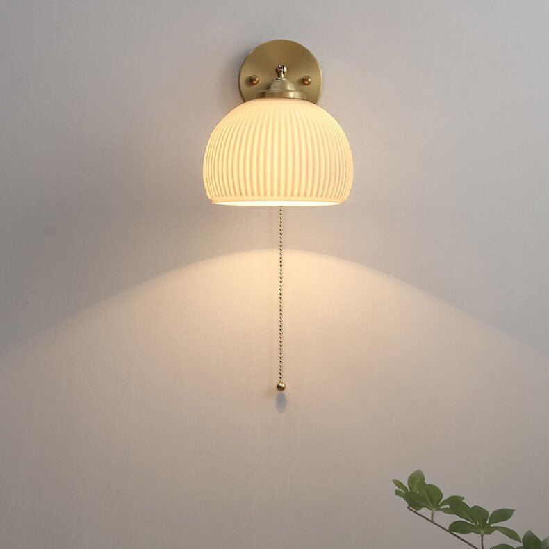 Mosiężny kinkiet ścienny z żłobionym szklanym kloszem, jedno źródło światła, nowoczesny design