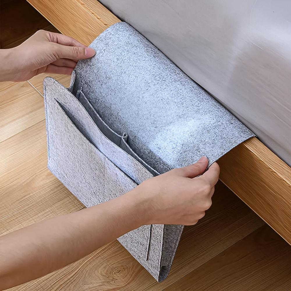 CozyNest stilfull filt nattbordorganisator med kabelåpning for soverom