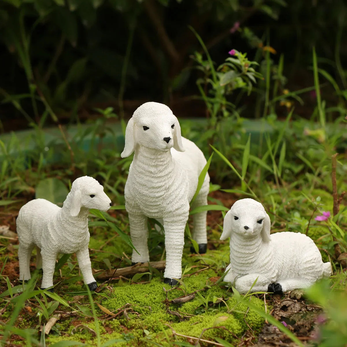 Charmerende miniature fårefigur til havepotter og udendørs dekoration