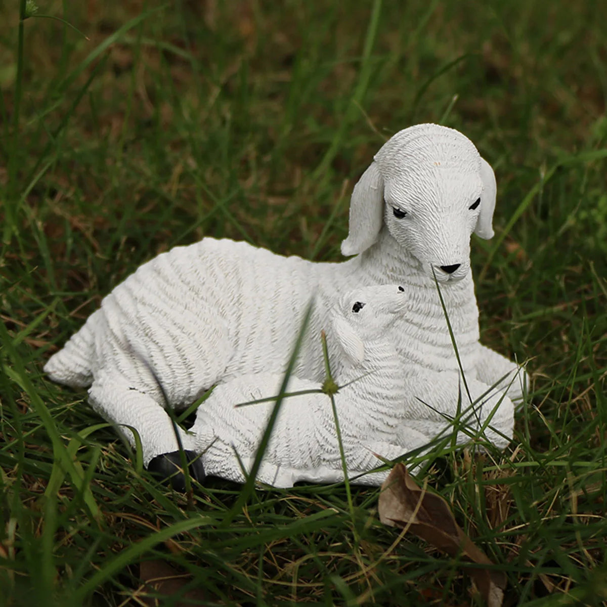 Charmerende miniature fårefigur til havepotter og udendørs dekoration