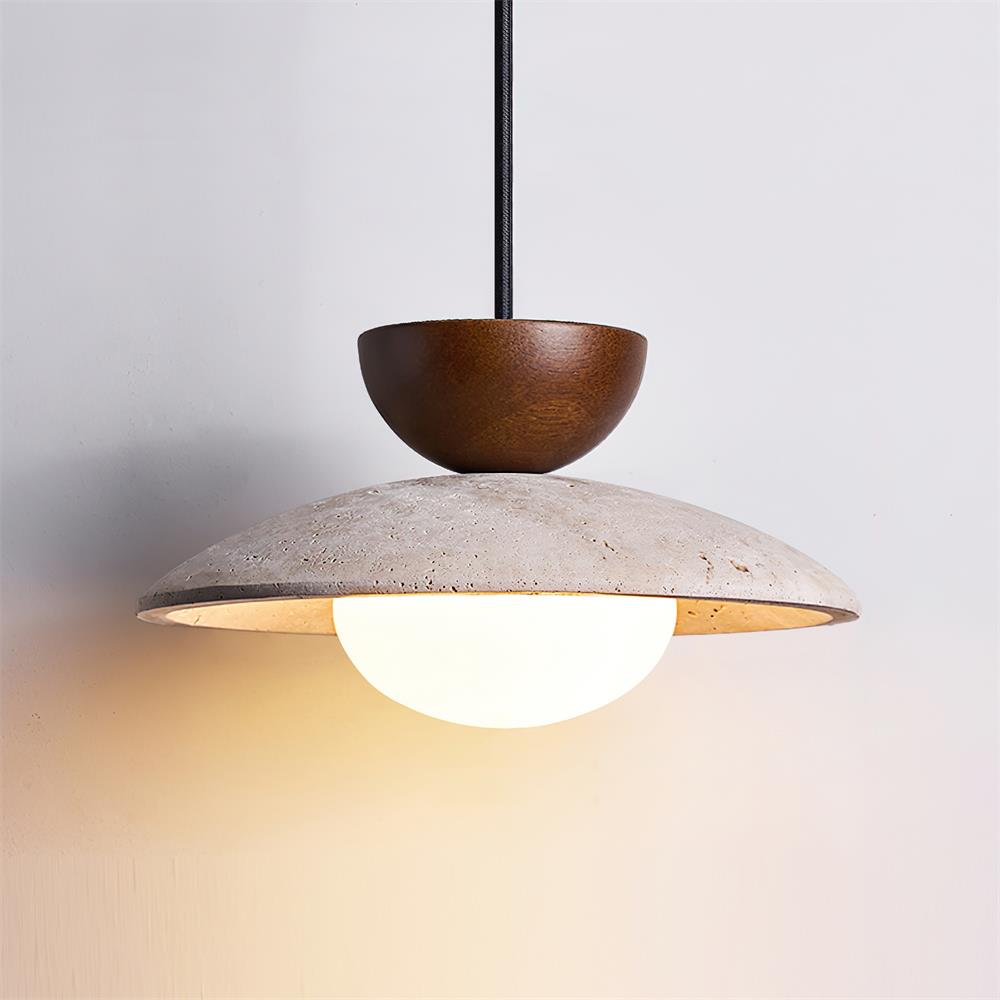 Suspension avec accents en bois, éléments en travertin et verre