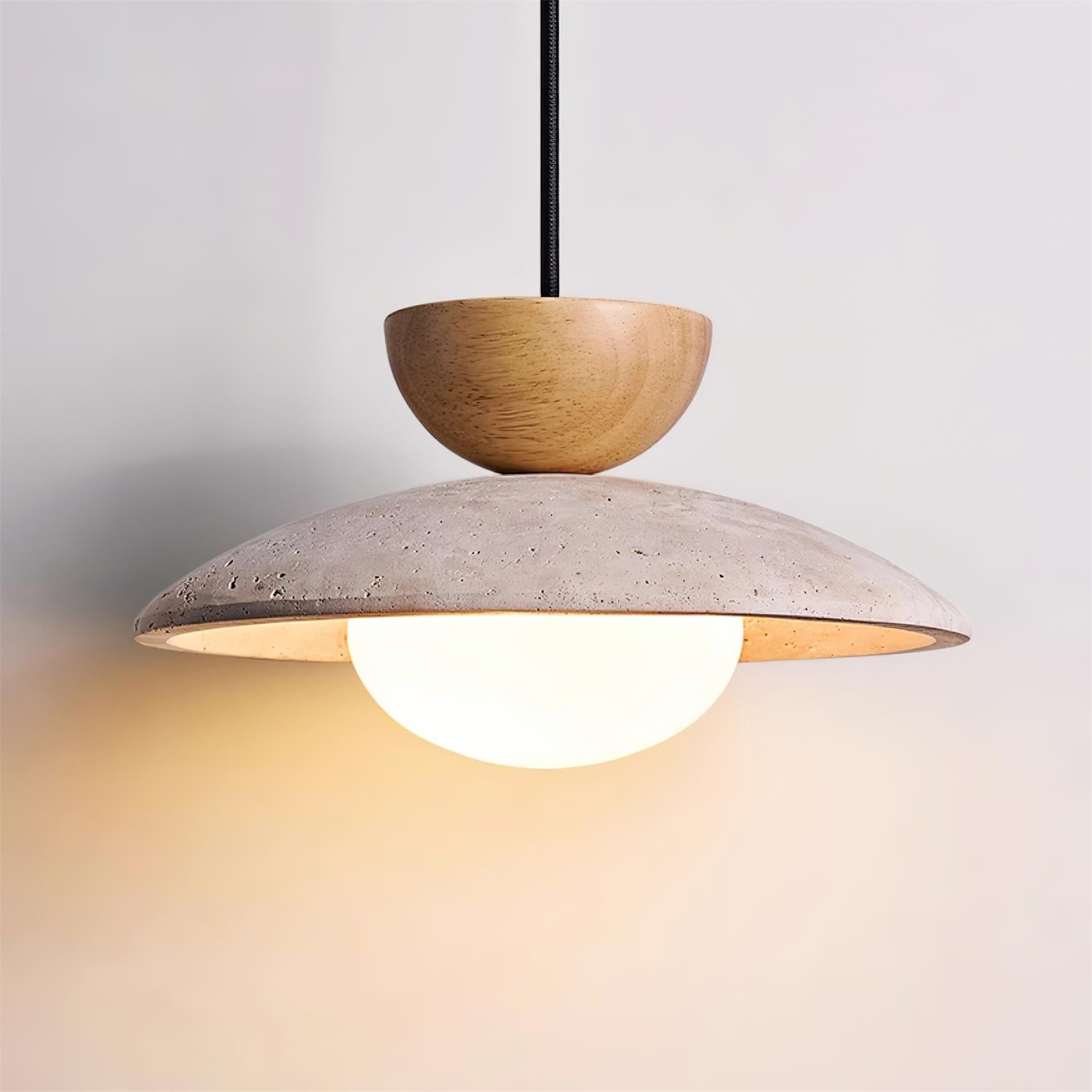 Suspension avec accents en bois, éléments en travertin et verre
