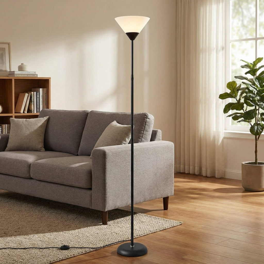Moderne Stehlampe aus Metall mit verstellbarer Helligkeit