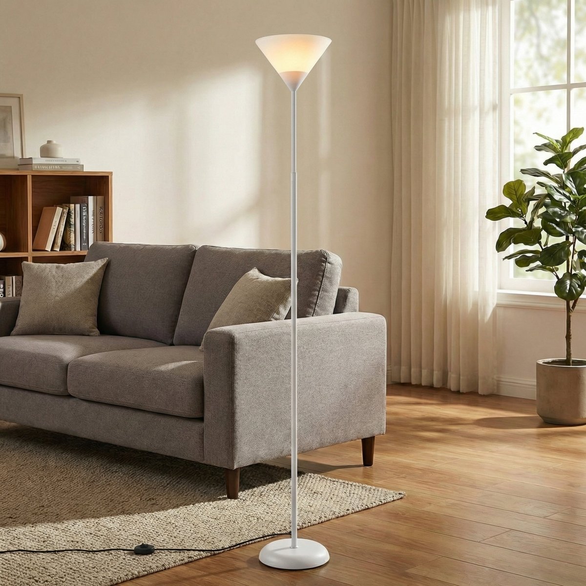 Moderne Stehlampe aus Metall mit verstellbarer Helligkeit