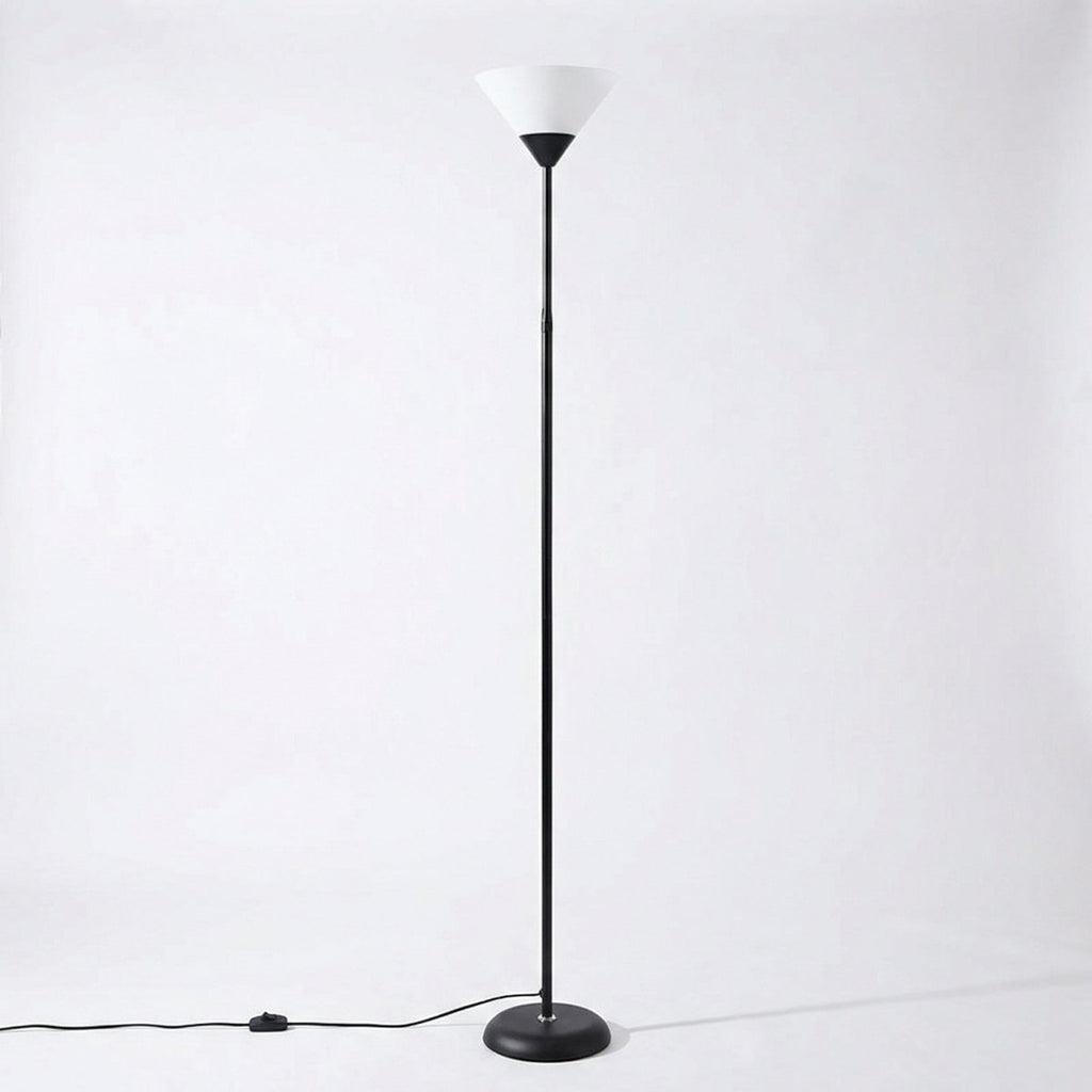 Moderne Stehlampe aus Metall mit verstellbarer Helligkeit