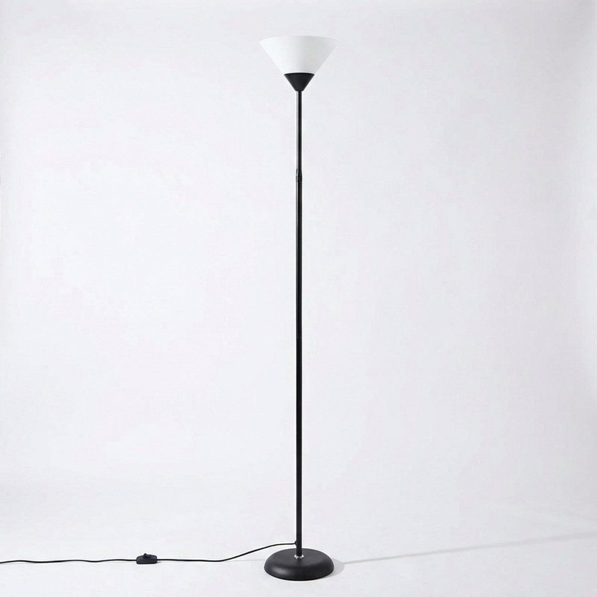 Moderne Stehlampe aus Metall mit verstellbarer Helligkeit