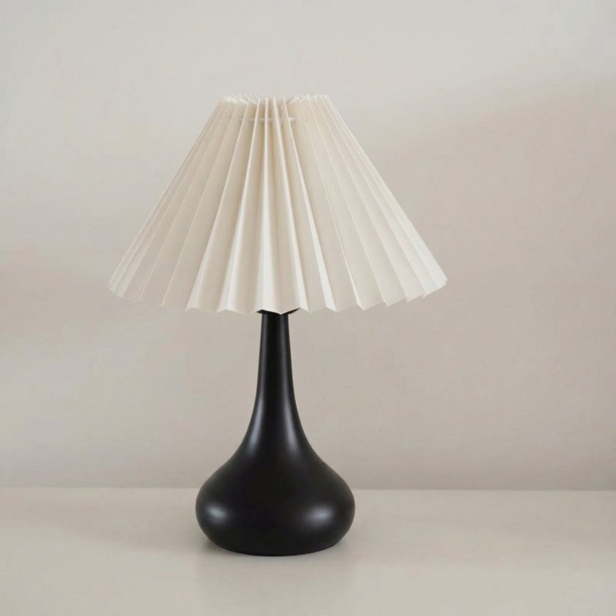 Moderne Tischlampe mit plissiertem Schirm, 14 Zoll Höhe