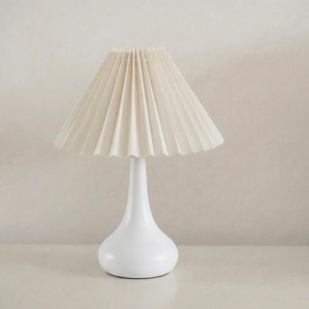 Moderne Tischlampe mit plissiertem Schirm, 14 Zoll Höhe