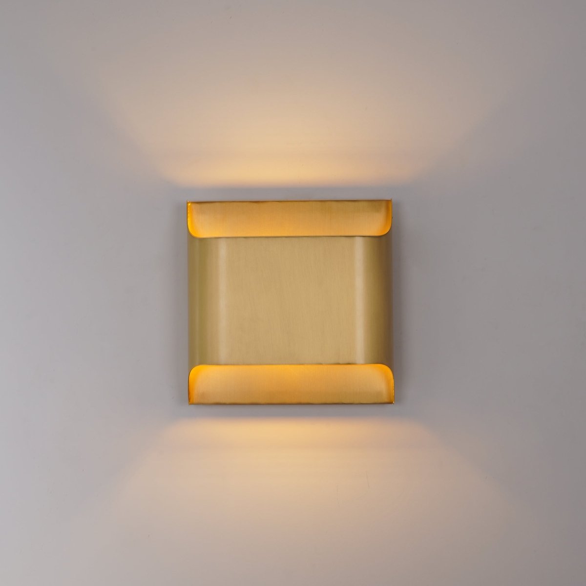Messing-Wandleuchte mit sanftem LED-Bogen für Flure und Wohnzimmer