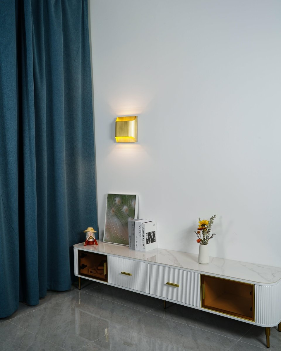 Messing-Wandleuchte mit sanftem LED-Bogen für Flure und Wohnzimmer